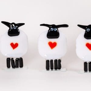 Sau på sokkel med hjerte