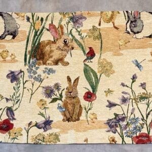 Bordbrikke i Gobelin med påske motiv
